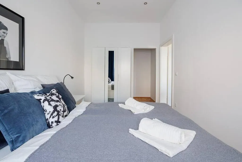 Modern Apartment Near City Center - 2Br, Netflix Vienna 0*,  Austria