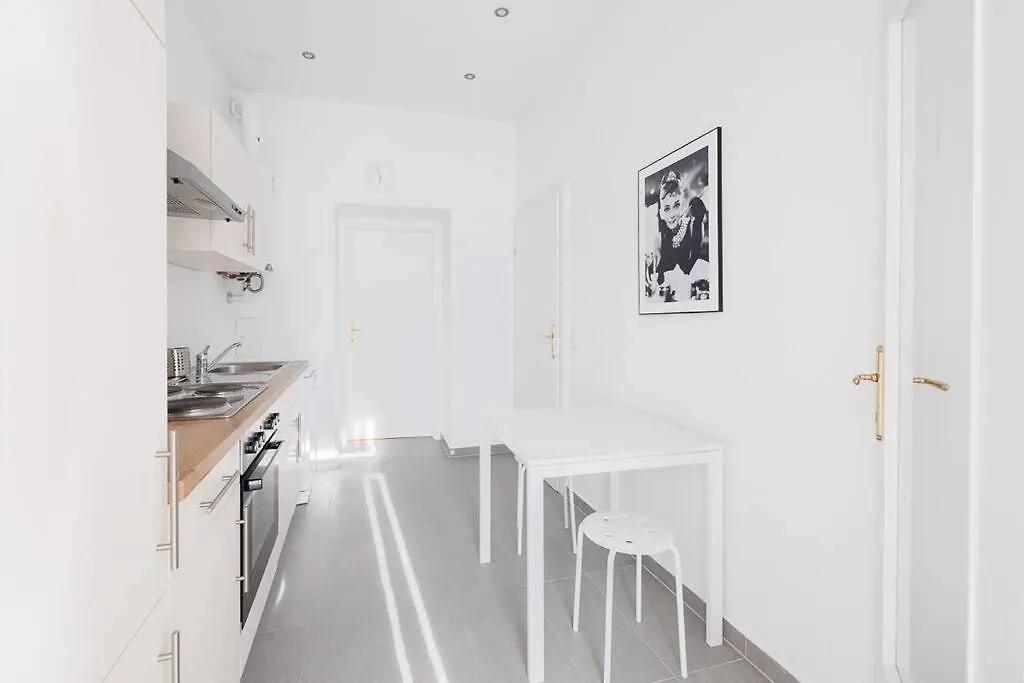 Modern Apartment Near City Center - 2Br, Netflix Vienna 0*,  Austria